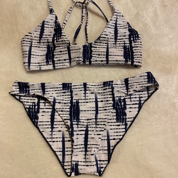 Bikini - Picture 1 of 10